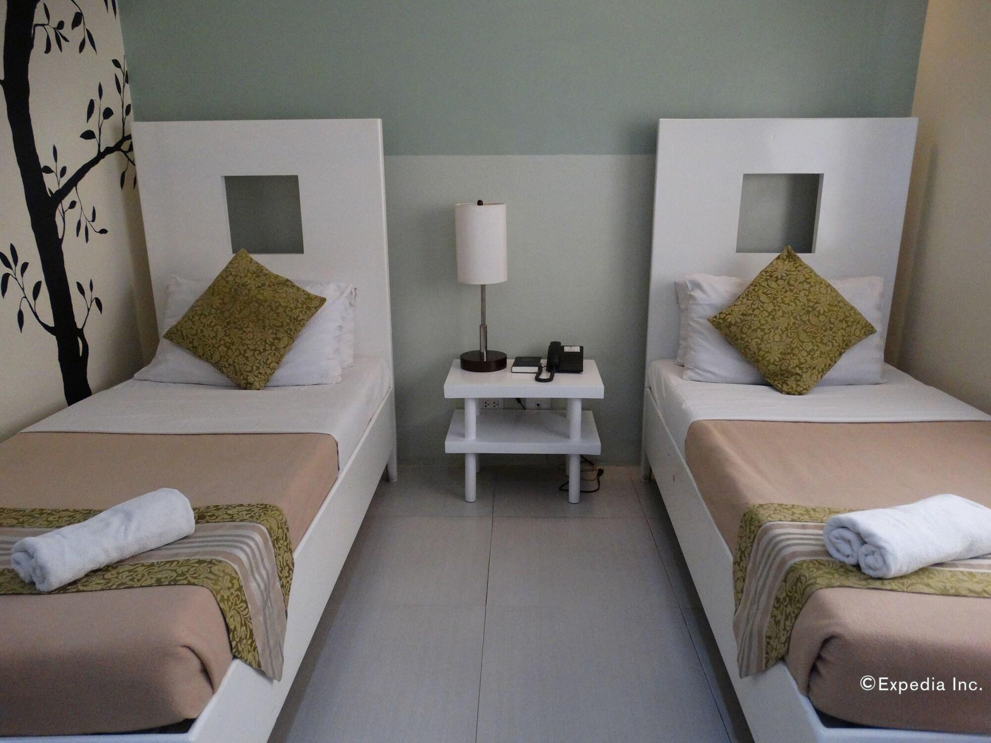 Empire Suites Hotel Puerto Princesa Buitenkant foto