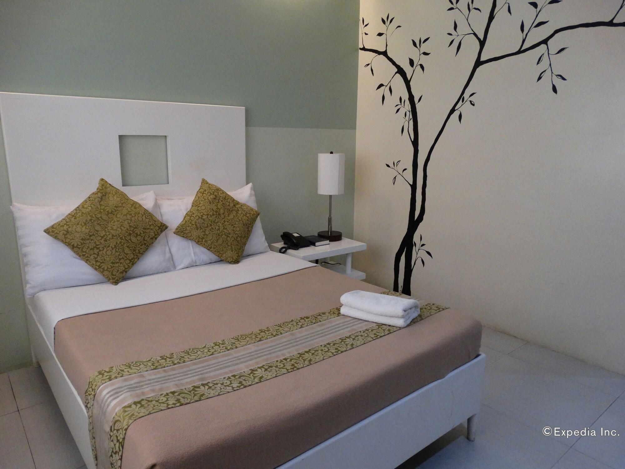 Empire Suites Hotel Puerto Princesa Buitenkant foto