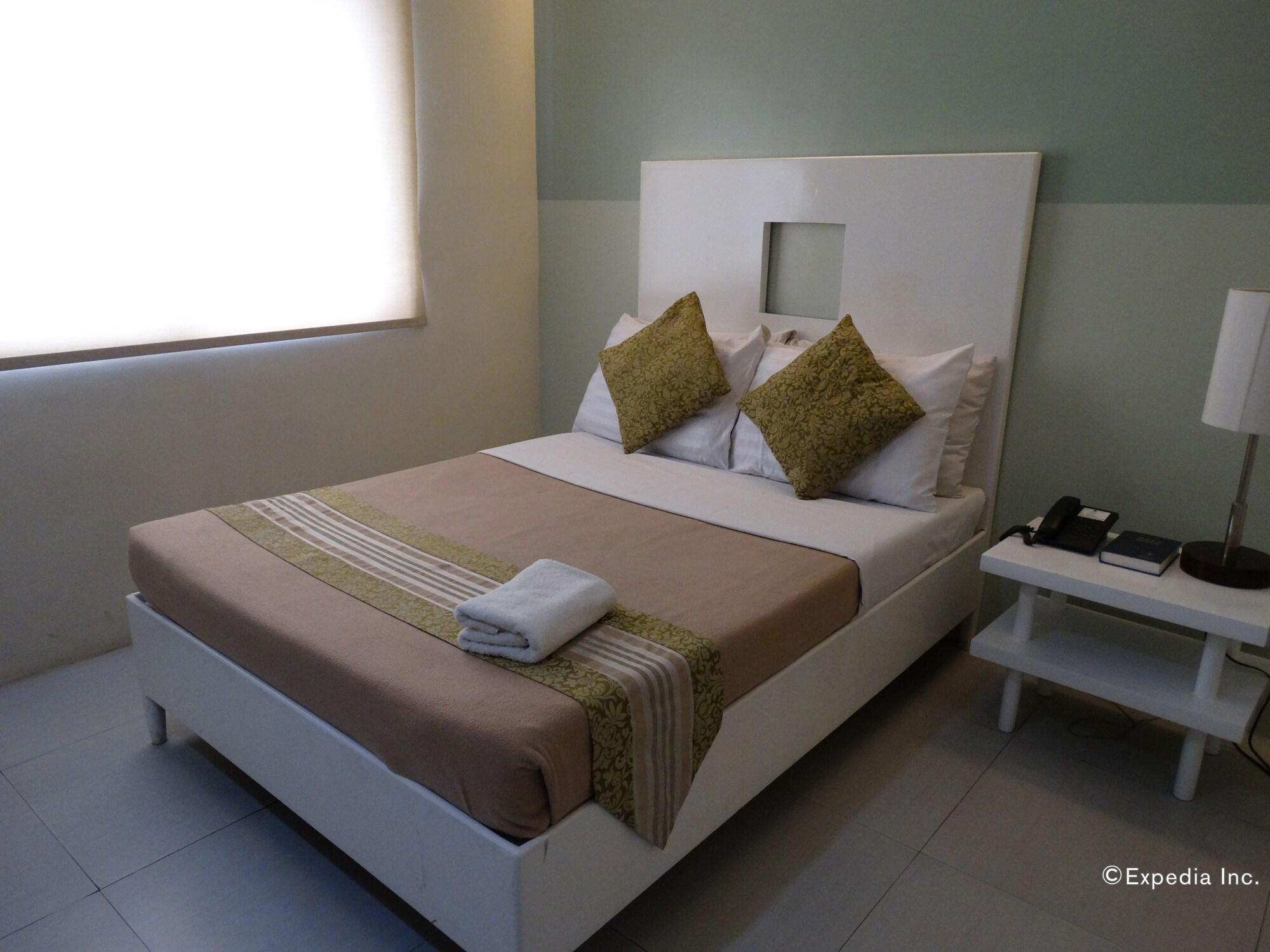 Empire Suites Hotel Puerto Princesa Buitenkant foto