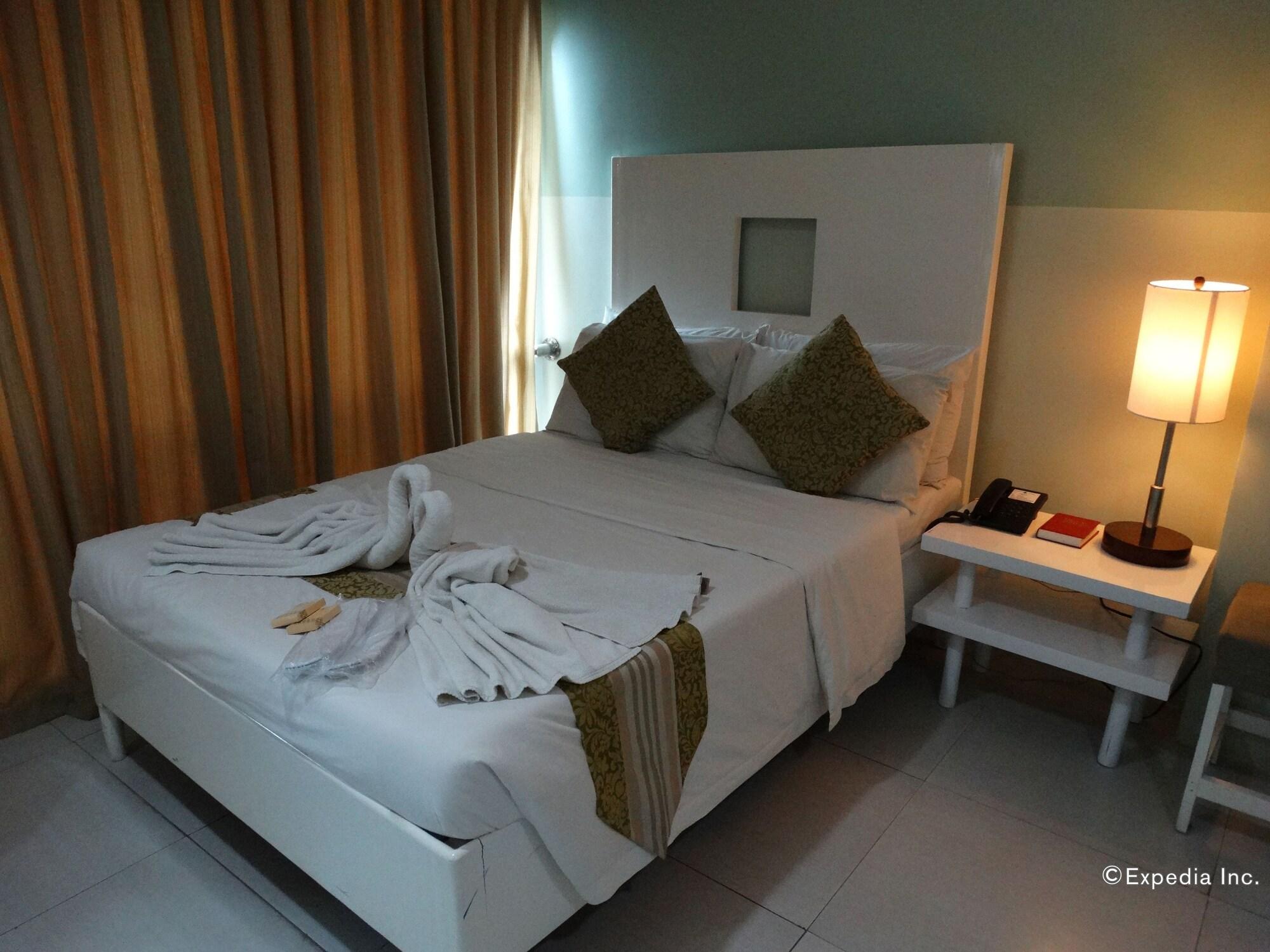 Empire Suites Hotel Puerto Princesa Buitenkant foto