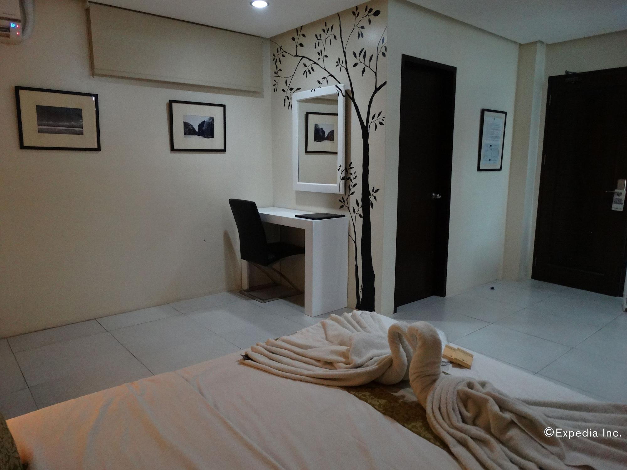 Empire Suites Hotel Puerto Princesa Buitenkant foto