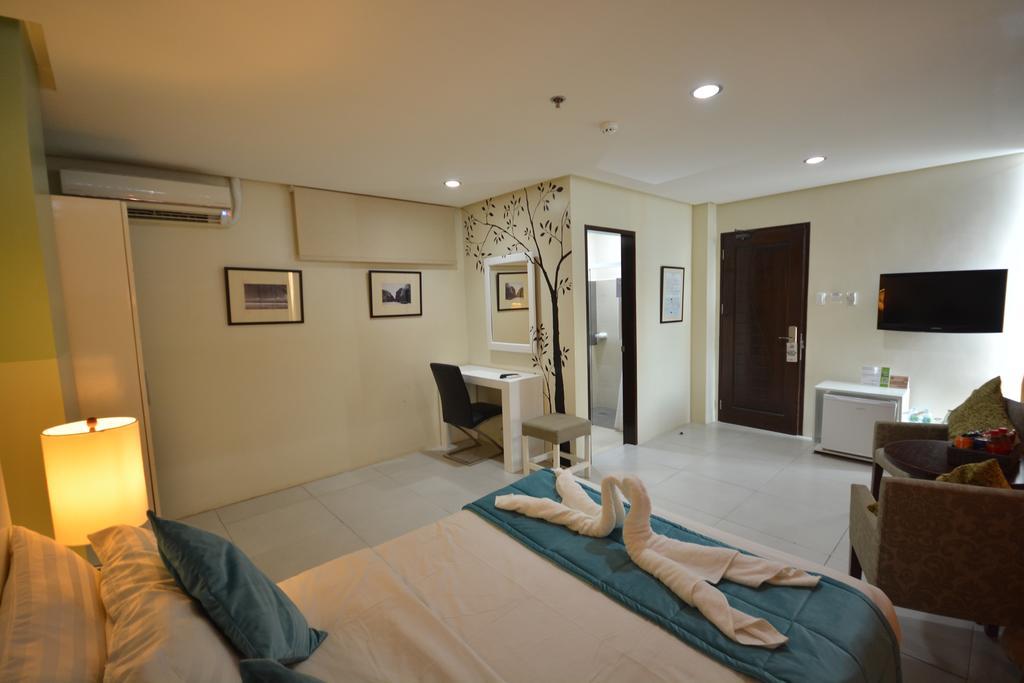 Empire Suites Hotel Puerto Princesa Buitenkant foto